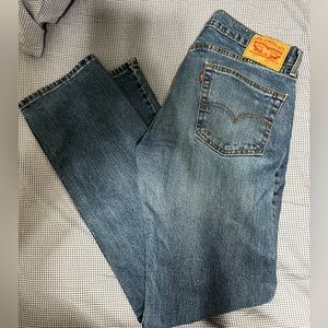Mens Levi jeans. Basically brand new worn a couple times!